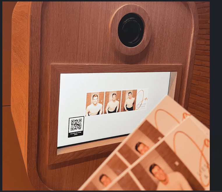 Photobooth MonBooth en bois avec écran tactile, QR code et tirages instantanés